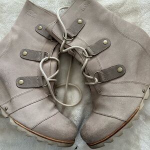 Sorel. 9.5. Cream wedge boot